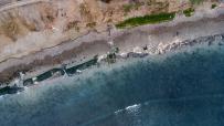 DAÑO. En junio de 2025, un tramo de geotubo instalado en la Playa Chorrillos de Chancay ya estaba desarmado. Alrededor había neumáticos y restos plásticos de la estructura.